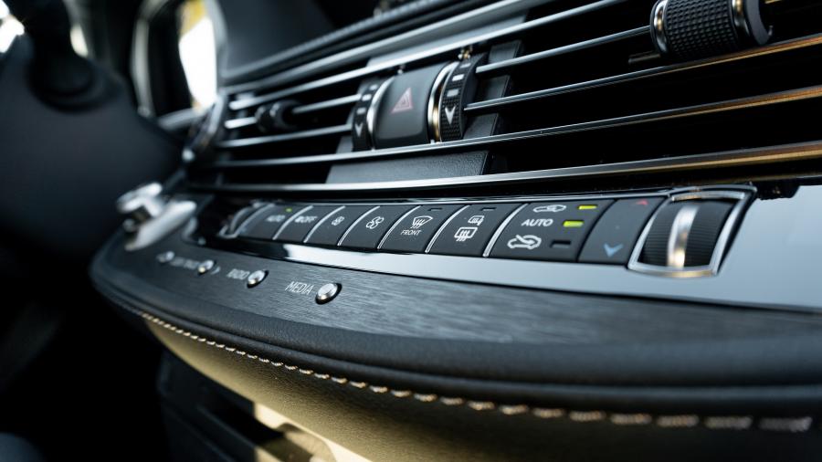 Детали интерьера Lexus LS500h 2017 года  (NA) (фото 38 из 40)